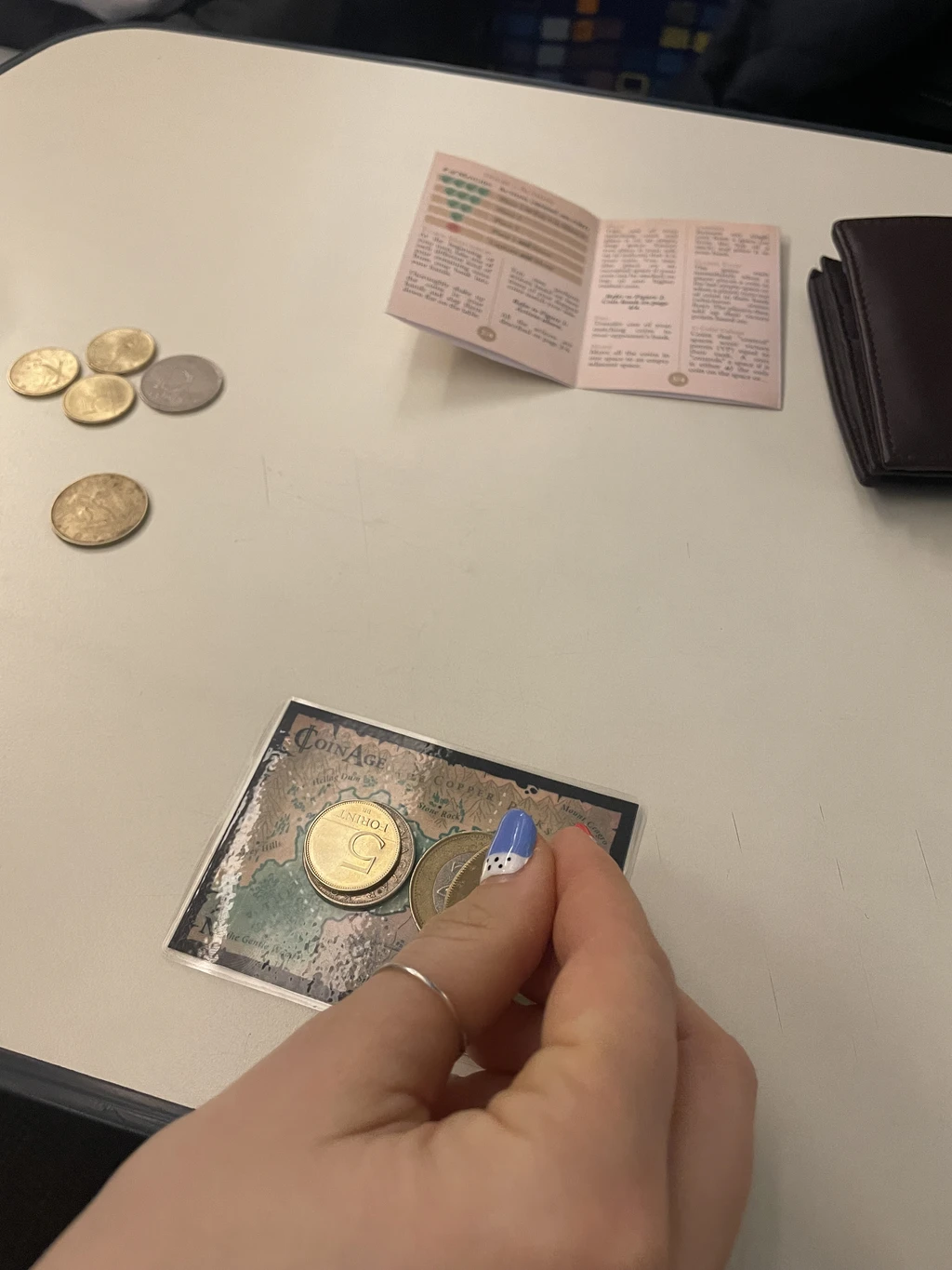 Jouer à Coin Age dans le train — le test ultime de portabilité