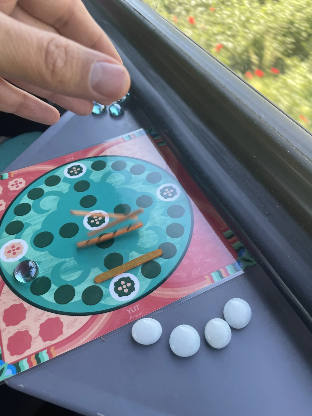 Jouer à Yut dans le train